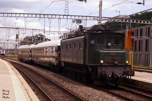 La locomotive Ae 4/7 10950 rentre en gare de Neuchâtel.
